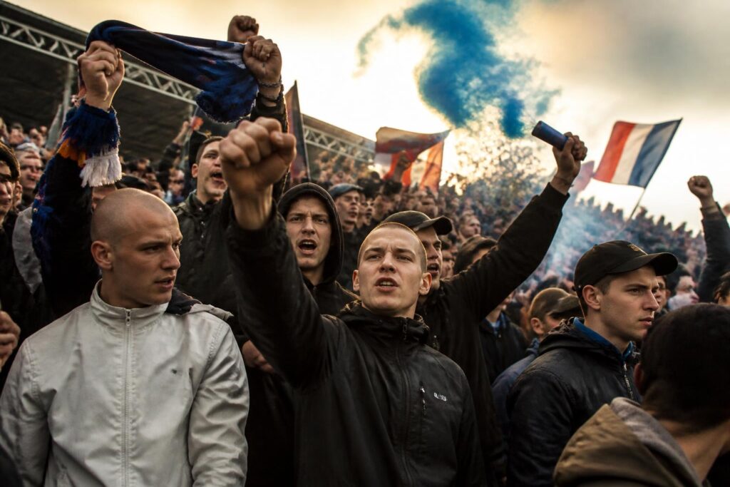 explorez les thèmes récurrents dans les films sur les hooligans et découvrez leur signification profonde à travers des histoires captivantes et réalistes.