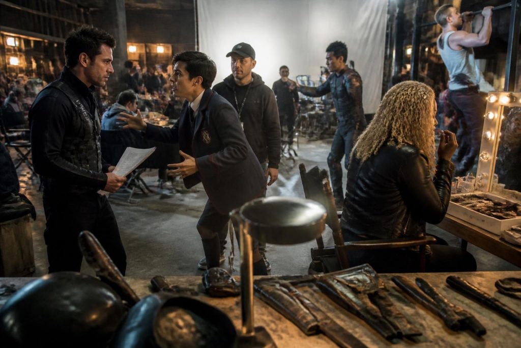 découvrez comment les acteurs d'umbrella academy se préparent intensivement pour incarner leurs personnages uniques, entre entraînements physiques et immersion dans leurs rôles.