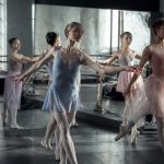 découvrez tout ce qu'il faut savoir avant de regarder tiny pretty things saison 2 : résumé de la saison 1, intrigues à venir et conseils pour ne rien manquer de cette série captivante.